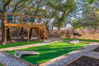 Luxurious home with Hot tub & Tree Deck by 6Flags - B&B San Antonio