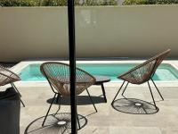 Maison neuve climatisée Piscine 4 personnes - Bed and Breakfast