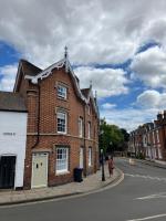 Town Centre Apartment Perfect Location with on-street parking - B&B