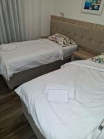 Tweepersoonskamer met 1 of 2 Bedden en Gedeeltelijk Uitzicht op Zee