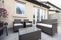 Elegant 5-Bed Home By Sea & City, Parking & Garden - Ideal for Long Stays - B&B