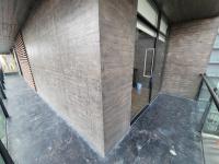 Habitación con cama grande y balcón