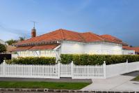 Stunning home - Walk to beach - B&B