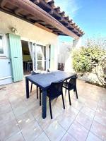 T2 cabine avec piscine collective, parking, climatisation pour 4 personnes - Bed and Breakfast