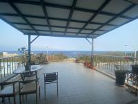 Habitación con cama grande y vistas al mar