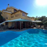 VILLA VITTORIA with HEATED AND LARGE PRIVATE SWIMMING POOL FOR EXCLUSIVE USE , SEA and BEACH VIEW, 150 METERS FROM THE BEACH, POOL SURFACE 60 mq , 645 sq ft, POOL DEPTH 140 cm ,55 inches, PARKING AND WIFI FREE - Chambres d'hôtes Torre delle Stelle