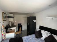 Practical onsite Cosy Studio with Shared Entrance - B&B