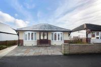 3BR Detached Bungalow with Parking - B&B