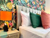 Chic 2BR Home Sleeps 5 Free Parking Near Manchester - Ferienwohnung Manchester