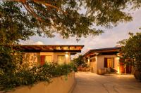 Welcome to Paradise - Luxurious 2 Bedroom Oasis with Pool and Lush Tropical Garden - B&B