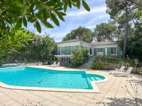 Villa avec Grande Piscine, 6 Chambres, Tennis, Plage Privée - La Palmyre - FR-1-705-83 - B&B