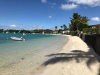 Bel appartement sur la route côtière à 50 m d une très belle plage - Chambres d'hôtes Grand Baie