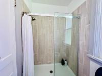 Relaxing 4 bedroom walk to the falls sleeps 8 - B&B Niagara Falls