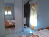 Habitación con cama grande y vistas al jardín