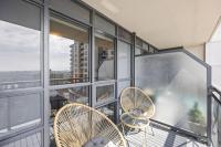 Luxury 2BDR Condo w pool, hot tub, sauna & 10m from Airport - B&B Toronto