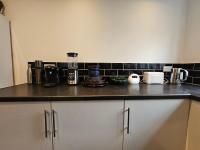 En-suite room in bungalow with parking and nearby tram and bus-stops - Ferienwohnung Beeston