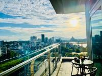Kuching City Center Riverine Apartment With Balcony and Marvelous View - B&B Kuching