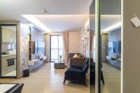 Dazzle Sukhumvit 7 by LeFoyer - B&B