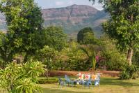 SaffronStays Satori Perch Royale - Tuscan-style 3BR villa with panoramic lake views, pool, pickleball & organic meals - B&B Mulshi
