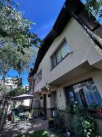 Vila luminoasa cu curte privată - B&B