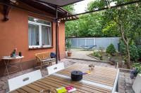 Casa luminoasa cu gradina privata - B&B