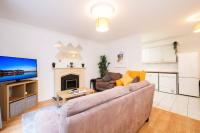 Stylish CITY Centre Townhouse, Sleeps 12 with Parking - B&B