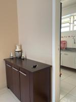 Lindo apto 3 qtos, a 350 mtrs praia da enseada com serviço de praia e portaria 24 hrs próx casa grande hotel, hipermercados, farmácias bancos - Chambres d'hôtes Guarujá
