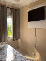 Lindo apto 3 qtos, a 350 mtrs praia da enseada com serviço de praia e portaria 24 hrs próx casa grande hotel, hipermercados, farmácias bancos - Chambres d'hôtes Guarujá