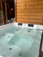 Chalet dans un écrin de verdure avec SPA privatif - B&B Jeanménil