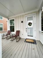 Stylish Cozy Family Cottage with Golf Cart - 1 mile to Dwntn Ocean Springs and beach - B&B