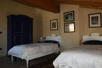 Tweepersoonskamer met 2 Aparte Bedden en Gedeelde Badkamer