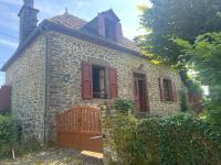 Maison Auvergnate à côté de Salers - 4 chambres - parking, garage - jardin - salle de jeux - Chambres d’hôtes