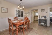Pet Friendly Sea Woods 2BR with Screened Patio and 5 Min Walk to Car Free Beach - Chambres d'hôtes Edgewater