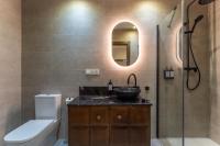 Estudio con cama extragrande y sofá cama