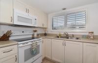 Pet Friendly Sea Woods 2BR with Screened Patio and 5 Min Walk to Car Free Beach - Chambres d'hôtes Edgewater