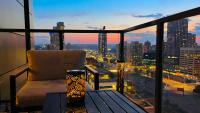 LUXURY Downtown Sunset Getaway - Your Home Away From Home - Fully Stocked Kitchen, Gym, Balcony, FREE PARKING - Chambres d'hôtes Calgary