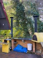 Espaço arborizado com Casa e Chalé em bairro nobre de Monte Verde - B&B Camanducaia