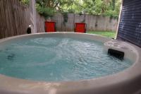 NEW Casa Azul - 2 king Beds Yard HOT TUB! - B&B Nashville