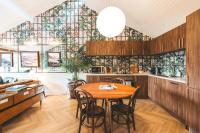 Bespoke Stay & Lake Views! - B&B