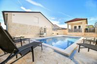 Crowonder Villa Smile with Swimming Pool and Stone Backyard - Chambres d'hôtes Vir