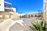 Crowonder Villa Smile with Swimming Pool and Stone Backyard - Chambres d’hôtes Vir