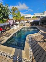 Le Grand Badamier Blanc grande villa familiale 5 étoiles piscine chauffée 17 personnes - Chambres d'hôtes Saint-Paul
