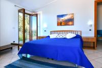 Habitación con cama extragrande y balcón