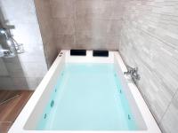 Studio with Spa Bath