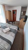 Habitación con cama extragrande y balcón
