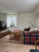 Charmigt trähus i skogsbrynet i Huskvarna - B&B Huskvarna
