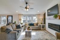 The Retreat on Reno Home with Hot Tub and Deck! - Bed and Breakfast