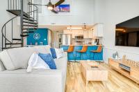 2 Mi to Surfside Beach: Coastal Escape w/ Balcony! - Chambres d'hôtes Myrtle Beach