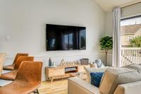 2 Mi to Surfside Beach: Coastal Escape w/ Balcony! - Chambres d'hôtes Myrtle Beach