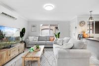 Stones throw to Grammar, Queens Park & CDB! - B&B